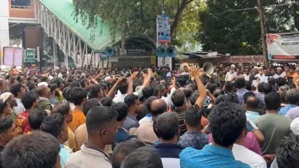বিদ্যুৎসংযোগ বিচ্ছিন্ন কর‍ার প্রতিবাদে রাজধানী প্রেসক্লাবের সামনে সড়ক অবরোধ অটোরিকশা চালকদের
